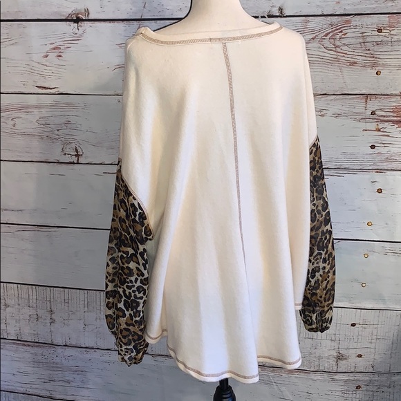 Oversized Top w/ Leopard sleeves - Picture 3 of 6